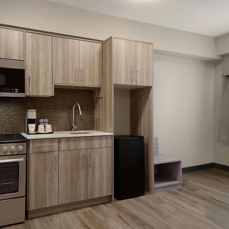 Ramada By Wyndham West Edmonton Hotel & Suites Екстер'єр фото