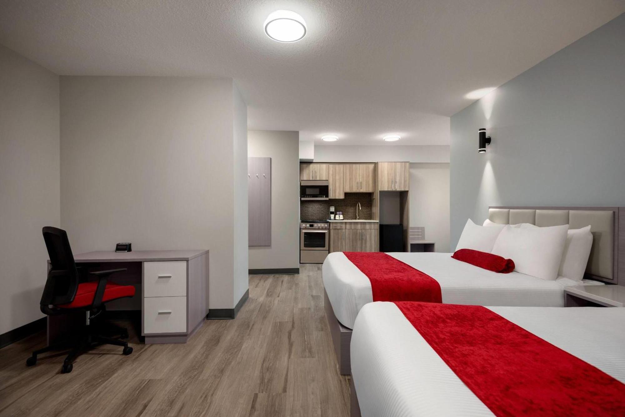 Ramada By Wyndham West Edmonton Hotel & Suites Екстер'єр фото