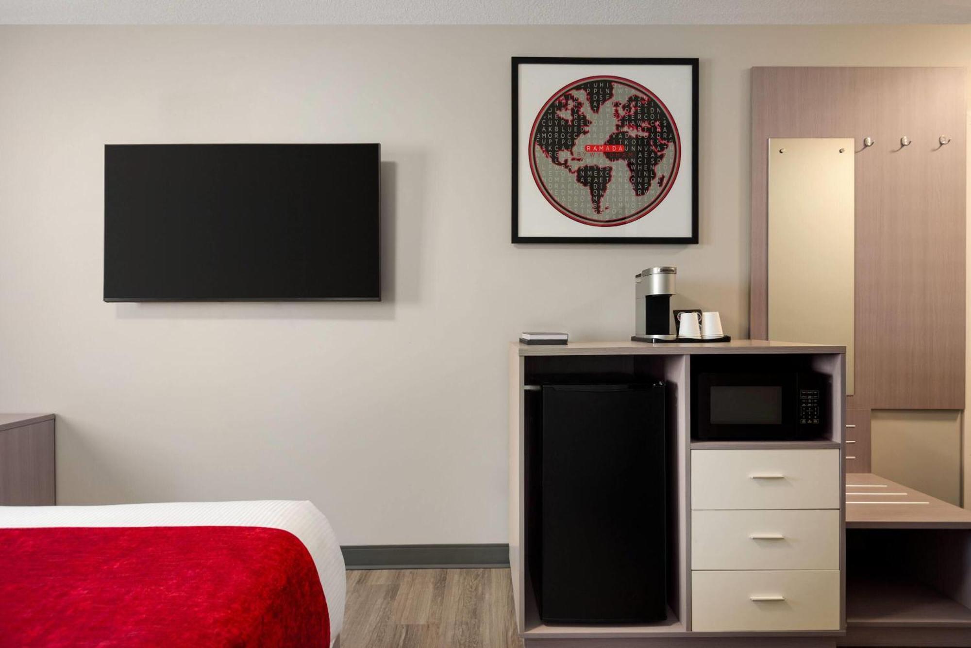 Ramada By Wyndham West Edmonton Hotel & Suites Екстер'єр фото