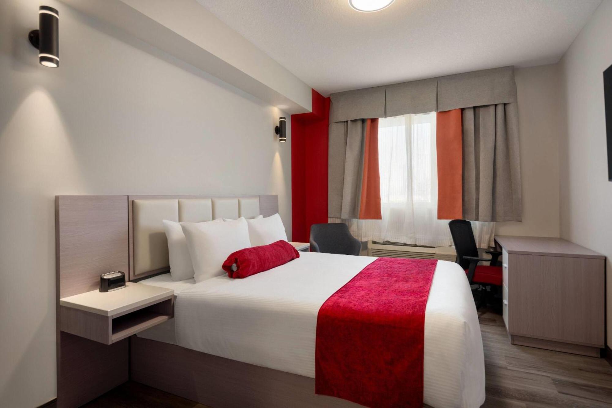 Ramada By Wyndham West Edmonton Hotel & Suites Екстер'єр фото
