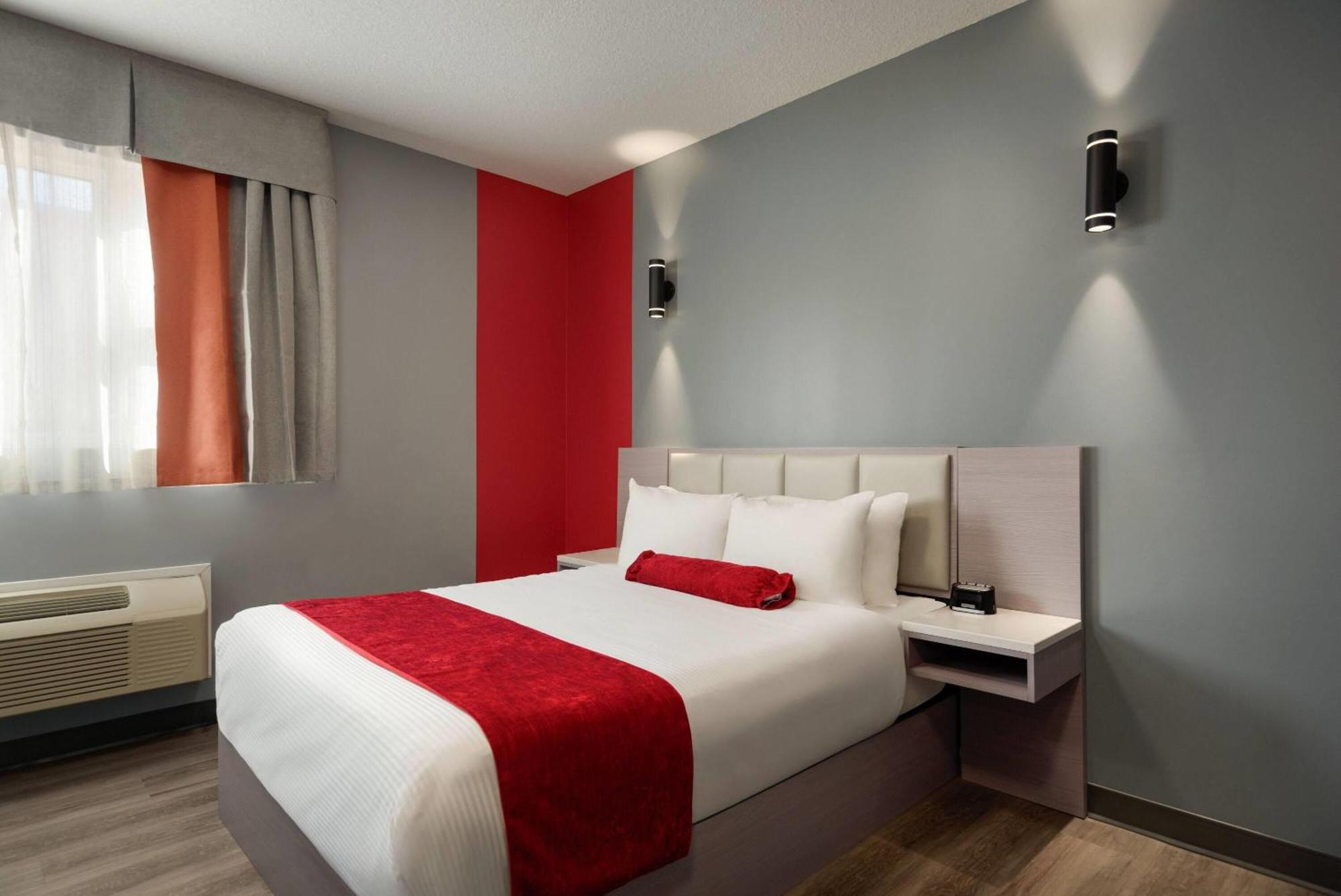 Ramada By Wyndham West Edmonton Hotel & Suites Екстер'єр фото