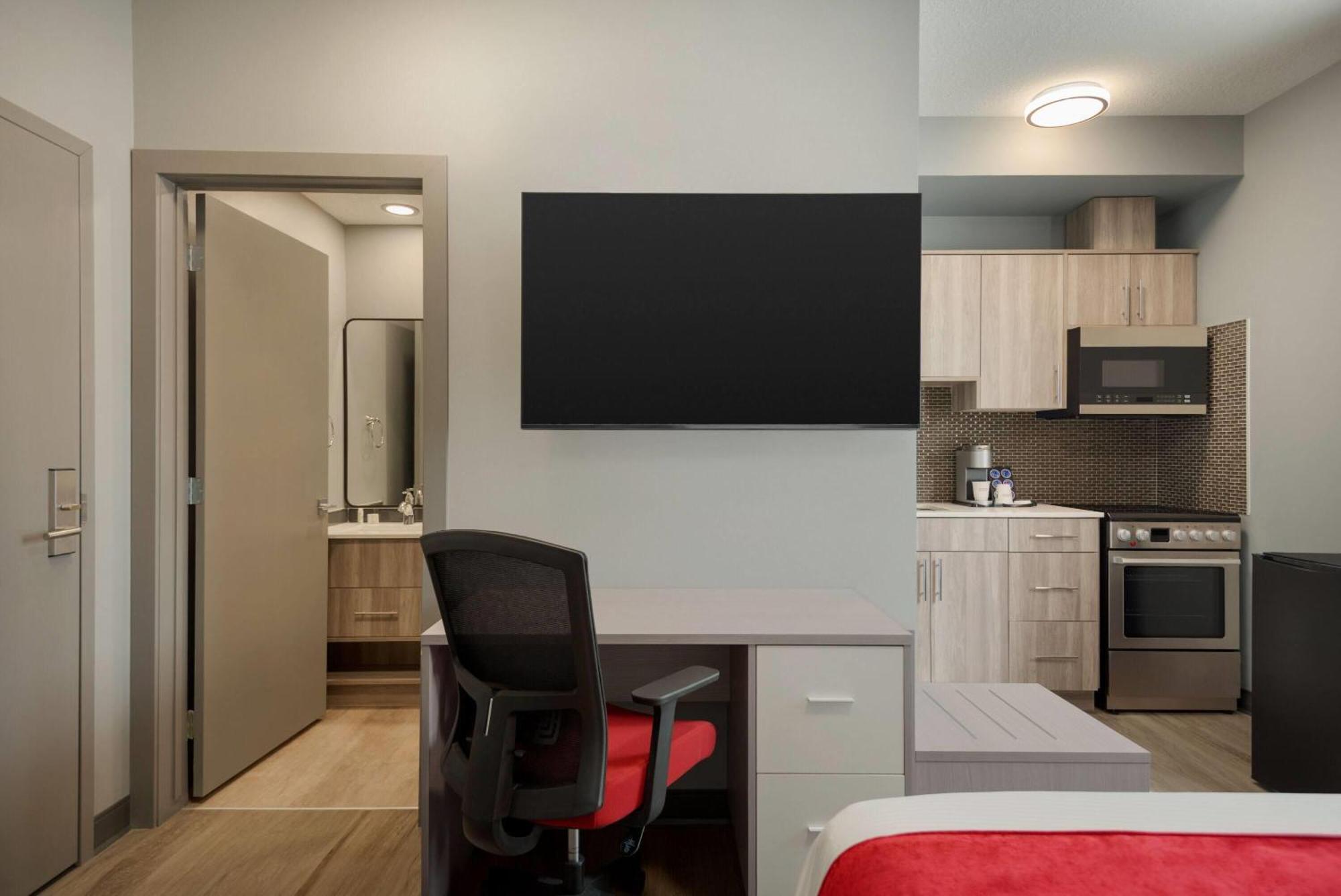 Ramada By Wyndham West Edmonton Hotel & Suites Екстер'єр фото