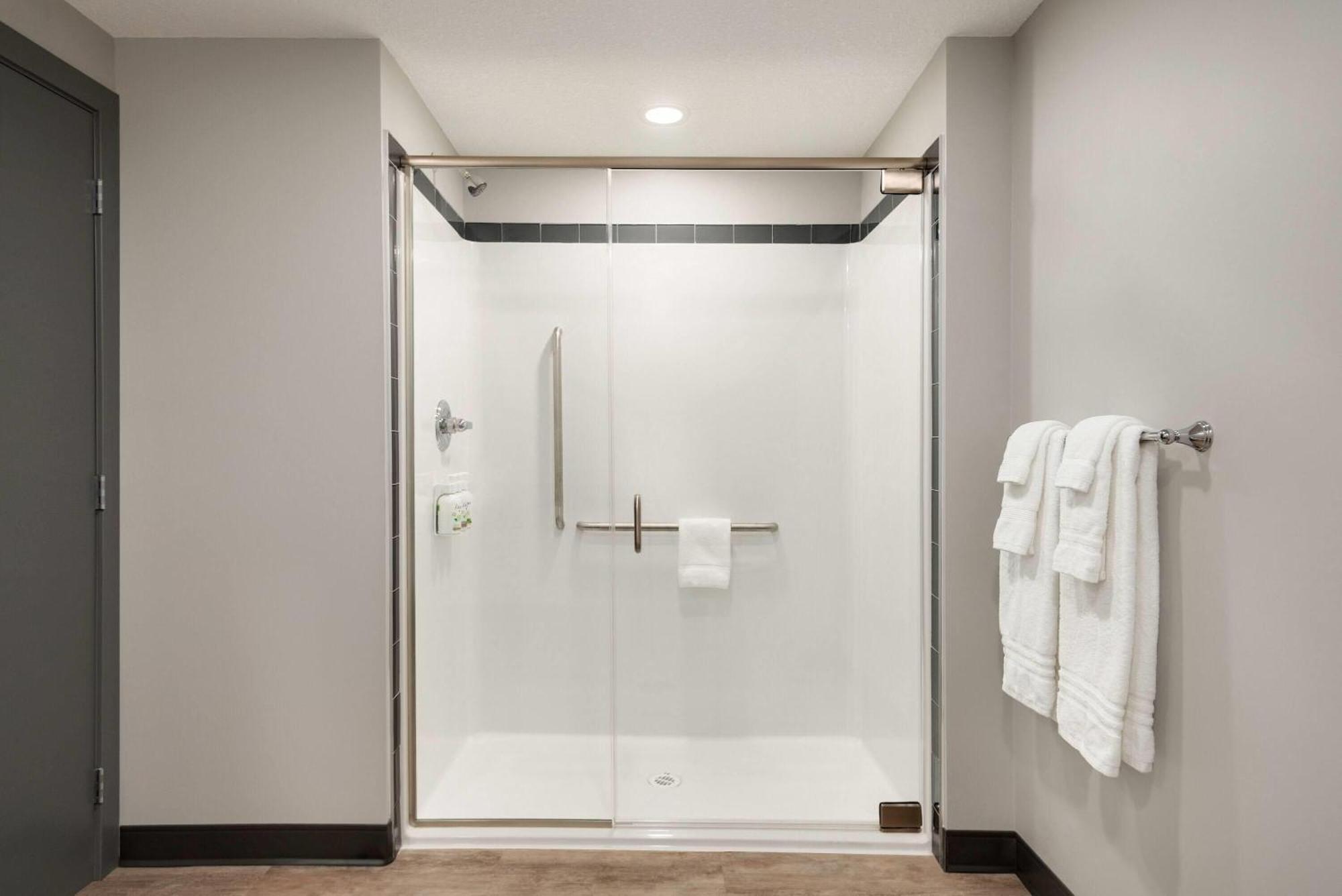Ramada By Wyndham West Edmonton Hotel & Suites Екстер'єр фото