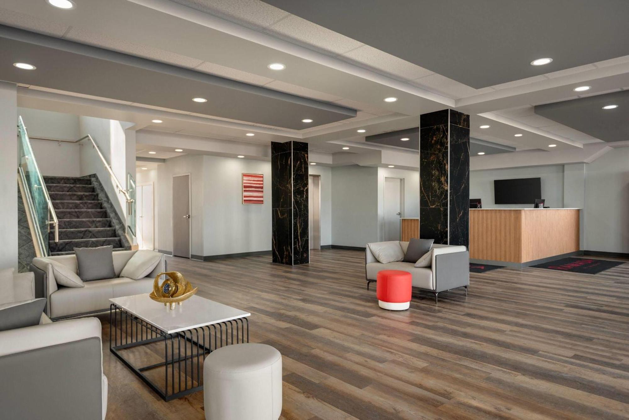 Ramada By Wyndham West Edmonton Hotel & Suites Екстер'єр фото
